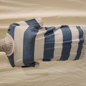 Size: M Blue and White Striped Old Navy Tee Never Worn